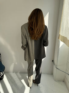 Contrasted suit in pale grey tones