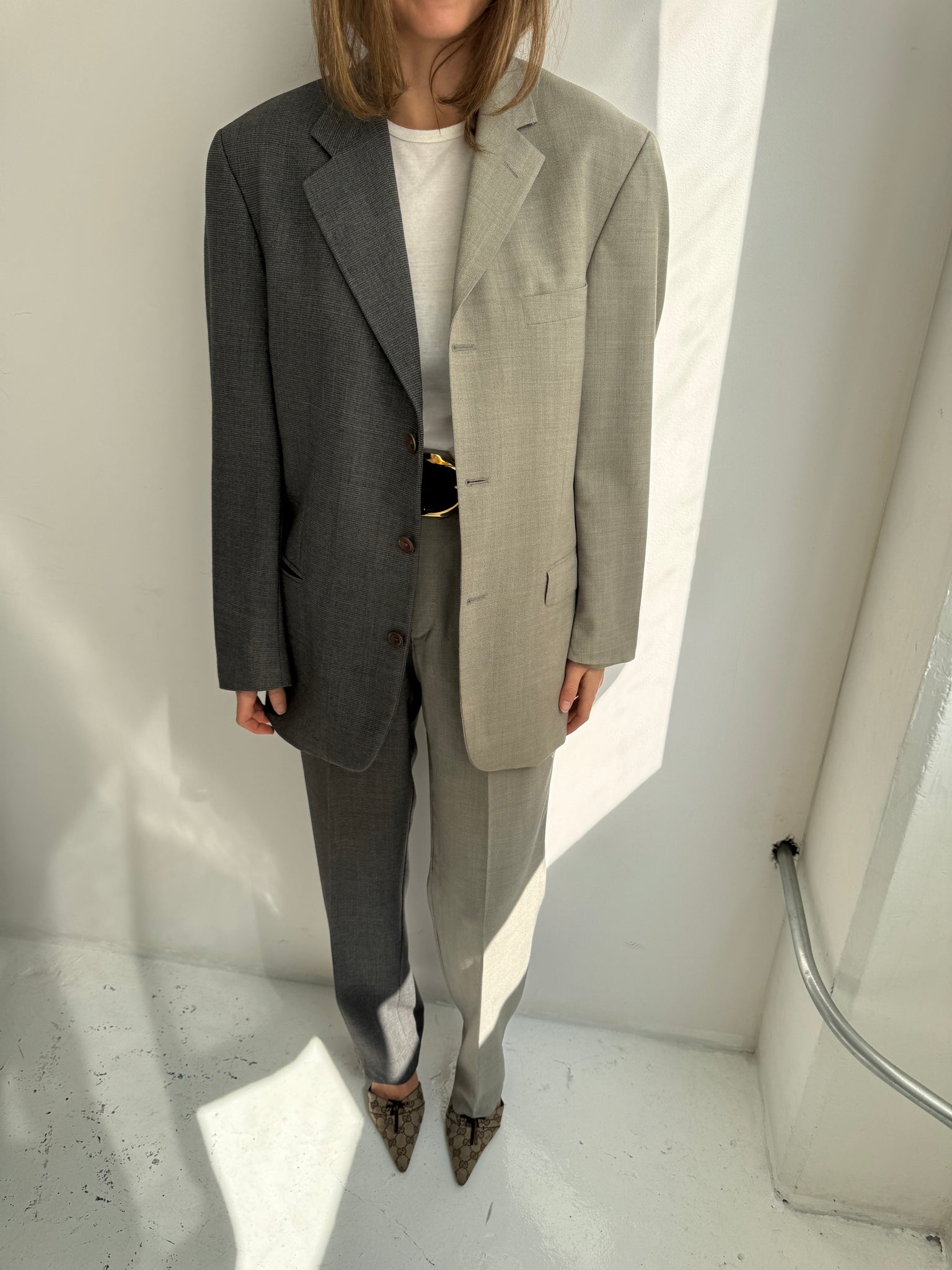 Contrasted suit in pale grey tones