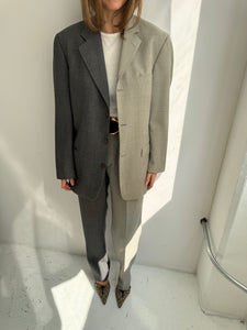 Contrasted suit in pale grey tones