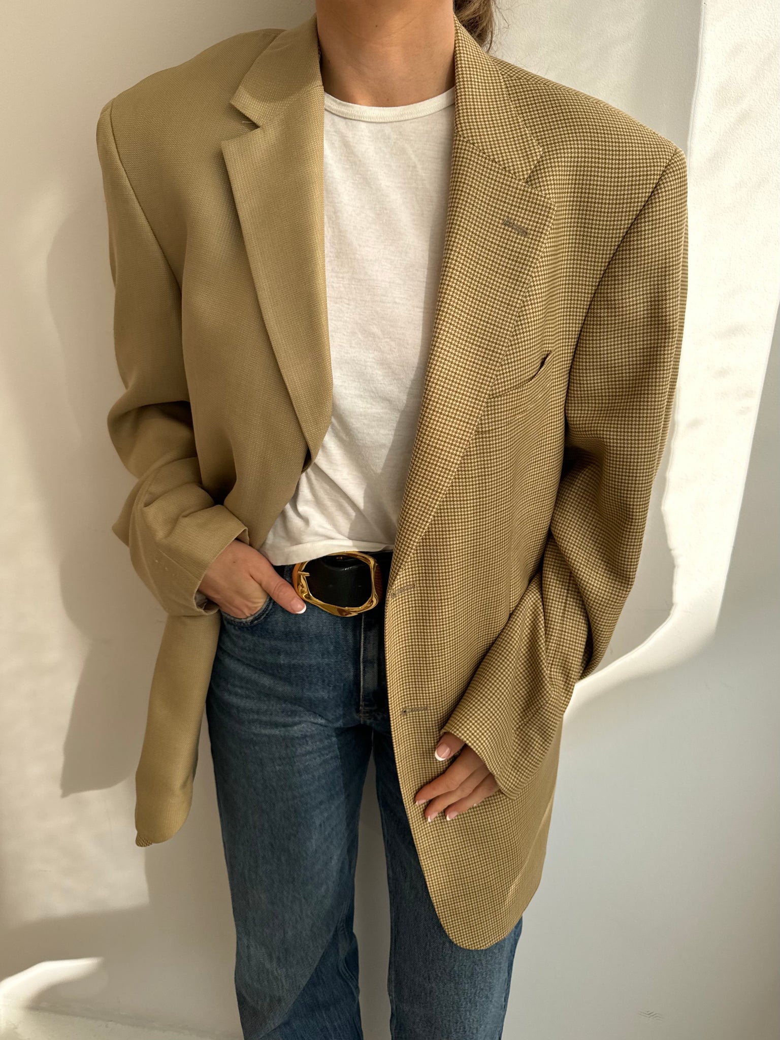 Stunning beige and houndstooth contrasted blazer