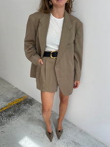 Shorts suit in beige