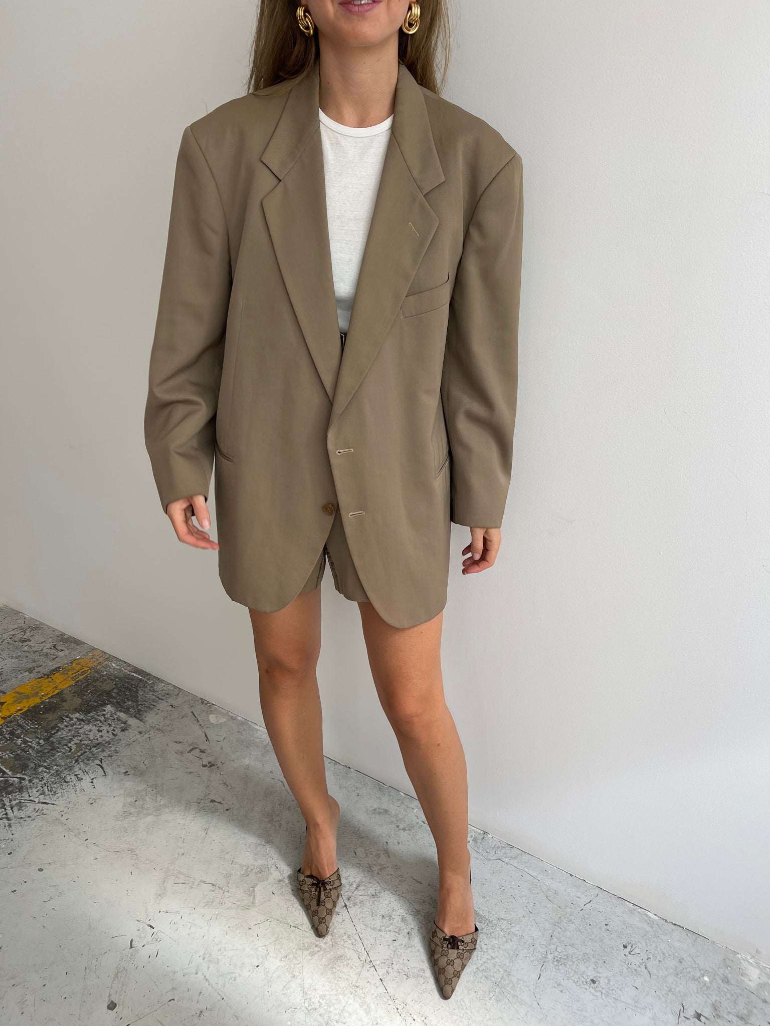 Shorts suit in beige